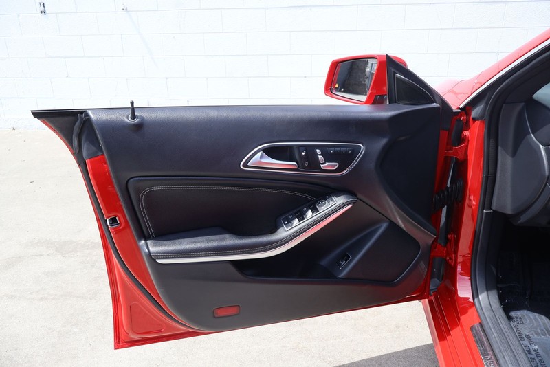 Mercedes-Benz CLA Vehicle Full-screen Gallery Image 14