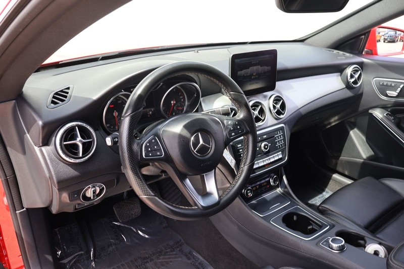 Mercedes-Benz CLA Vehicle Full-screen Gallery Image 15