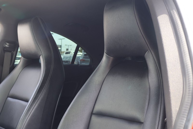 Mercedes-Benz CLA Vehicle Full-screen Gallery Image 17
