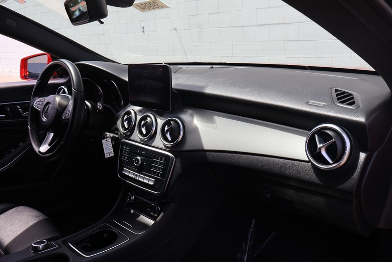 Mercedes-Benz CLA Vehicle Full-screen Gallery Image 18