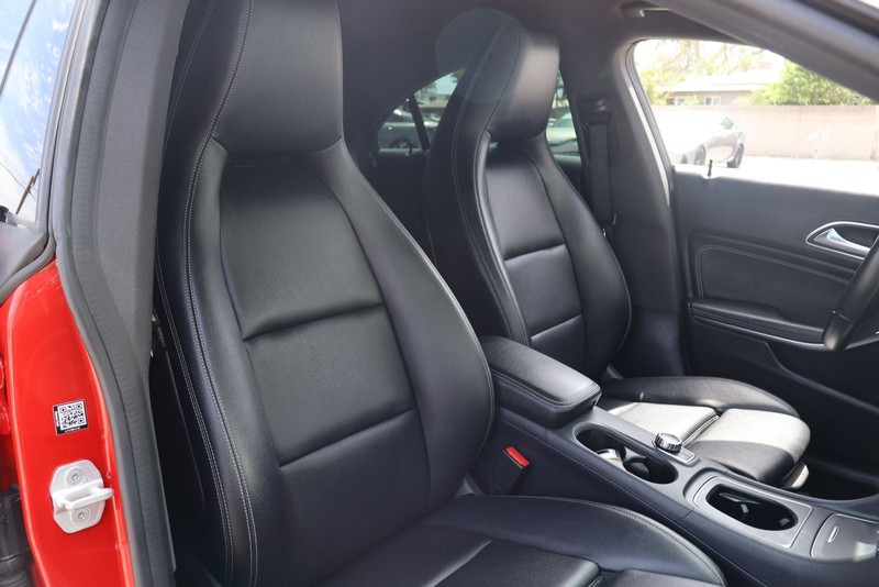 Mercedes-Benz CLA Vehicle Full-screen Gallery Image 19