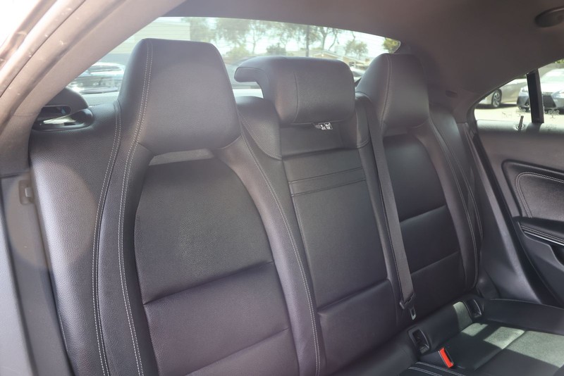 Mercedes-Benz CLA Vehicle Full-screen Gallery Image 20