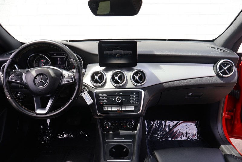 Mercedes-Benz CLA Vehicle Full-screen Gallery Image 21