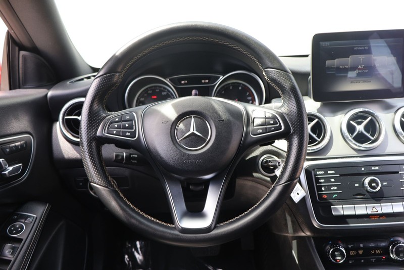 Mercedes-Benz CLA Vehicle Full-screen Gallery Image 23