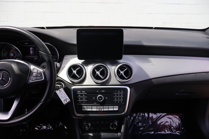 Mercedes-Benz CLA Vehicle Full-screen Gallery Image 26