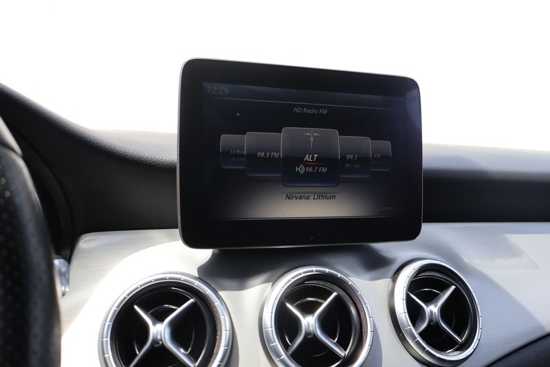 Mercedes-Benz CLA Vehicle Full-screen Gallery Image 27