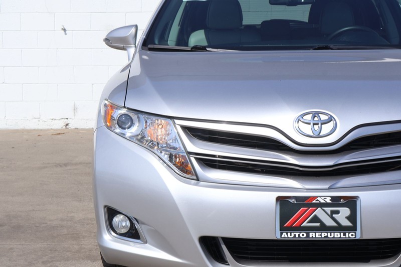 Toyota Venza Vehicle Full-screen Gallery Image 03
