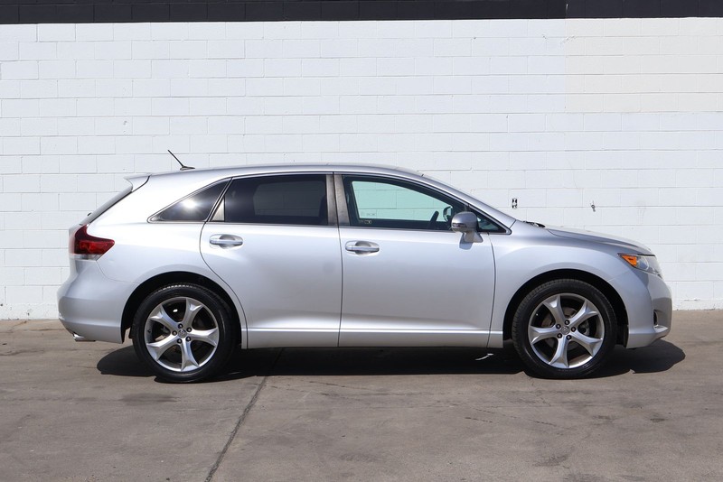 Toyota Venza Vehicle Full-screen Gallery Image 04
