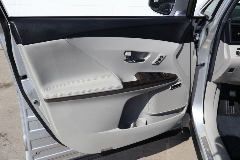 Toyota Venza Vehicle Full-screen Gallery Image 15