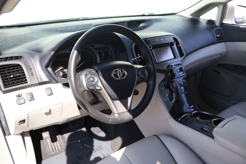 Toyota Venza Vehicle Full-screen Gallery Image 16