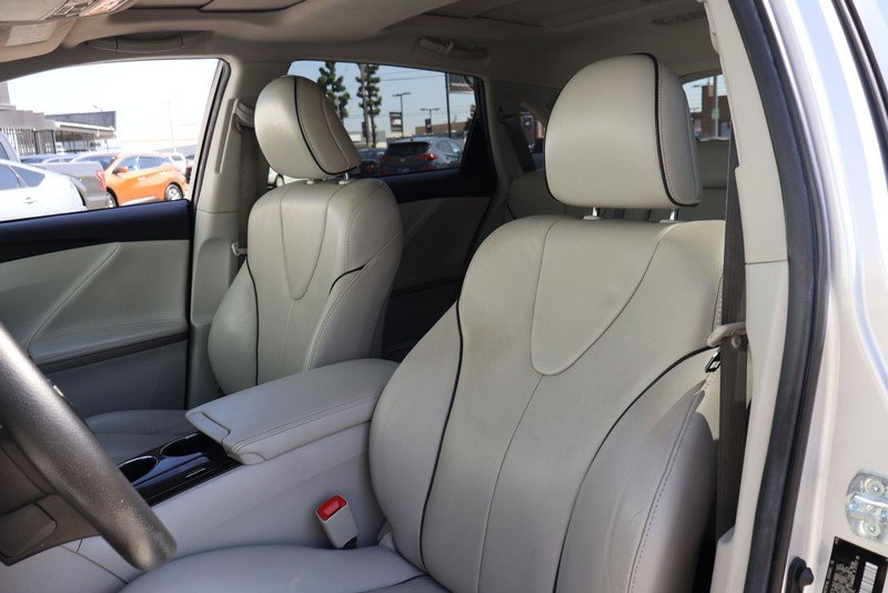 Toyota Venza Vehicle Full-screen Gallery Image 17