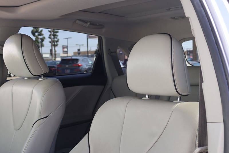 Toyota Venza Vehicle Full-screen Gallery Image 18