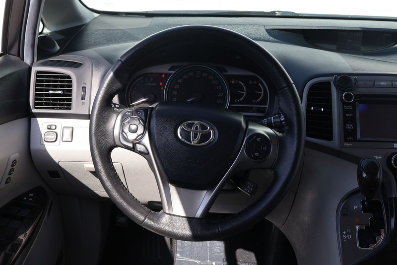 Toyota Venza Vehicle Full-screen Gallery Image 24