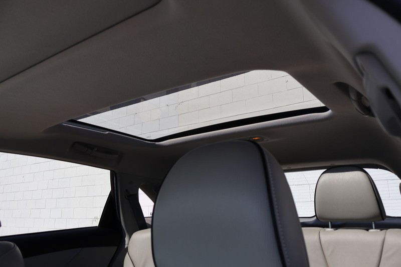 Toyota Venza Vehicle Full-screen Gallery Image 32