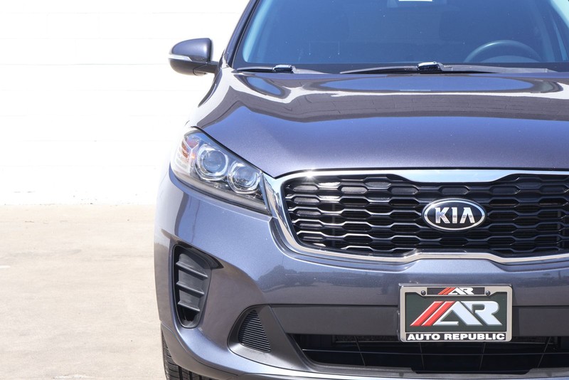 Kia Sorento Vehicle Full-screen Gallery Image 03