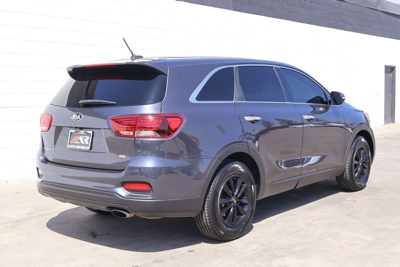 Kia Sorento Vehicle Full-screen Gallery Image 05