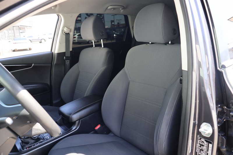 Kia Sorento Vehicle Full-screen Gallery Image 16