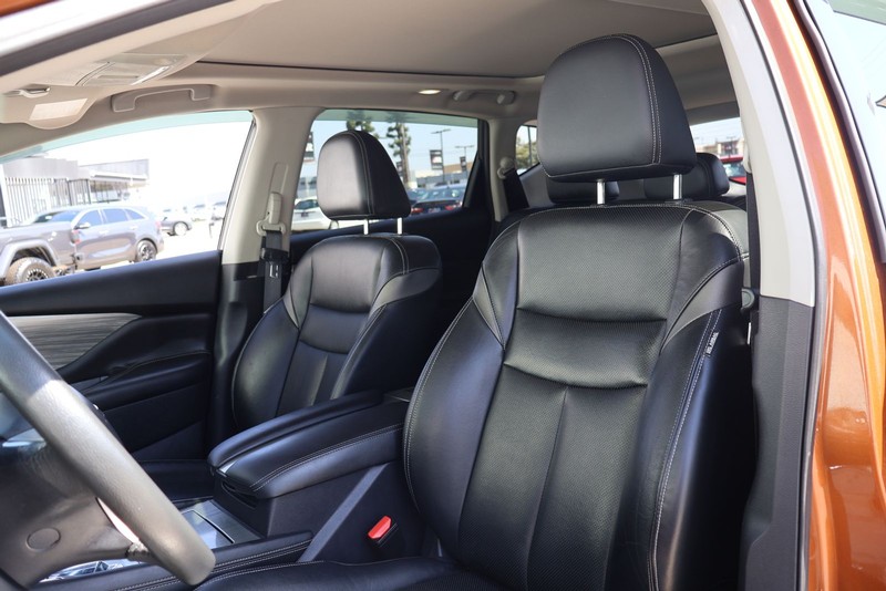 Nissan Murano Vehicle Full-screen Gallery Image 17