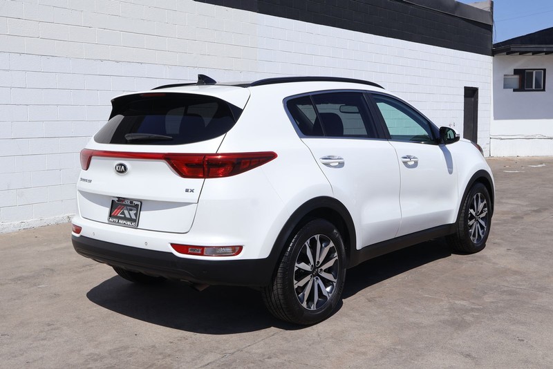 Kia Sportage Vehicle Full-screen Gallery Image 05