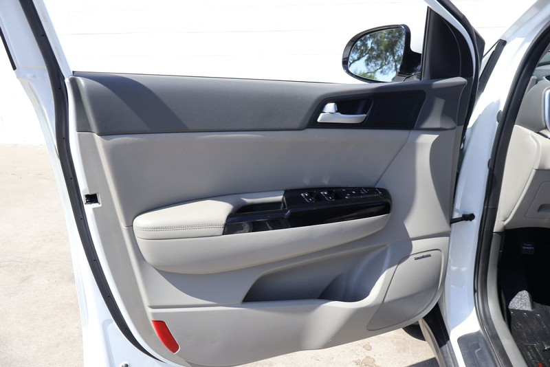 Kia Sportage Vehicle Full-screen Gallery Image 15