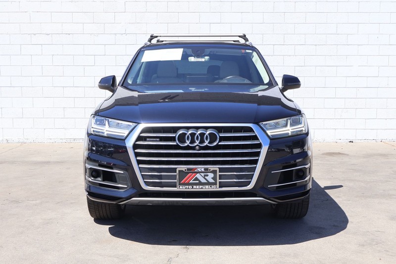 Audi Q7 Vehicle Full-screen Gallery Image 02