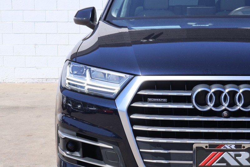 Audi Q7 Vehicle Full-screen Gallery Image 03