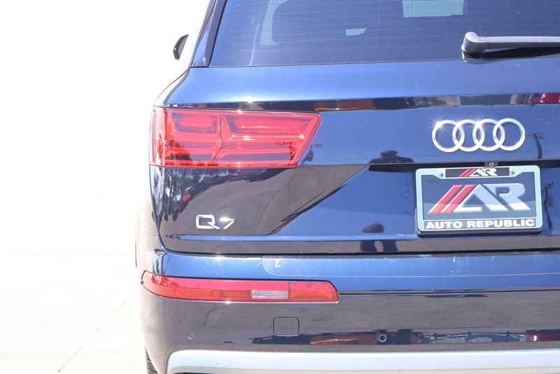 Audi Q7 Vehicle Full-screen Gallery Image 05