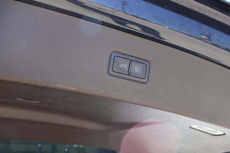 Audi Q7 Vehicle Full-screen Gallery Image 07