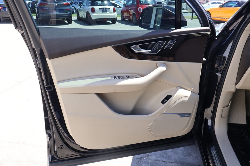 Audi Q7 Vehicle Full-screen Gallery Image 13