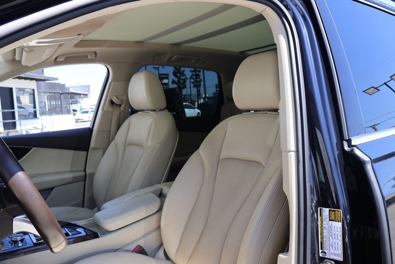 Audi Q7 Vehicle Full-screen Gallery Image 15
