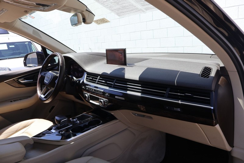 Audi Q7 Vehicle Full-screen Gallery Image 17