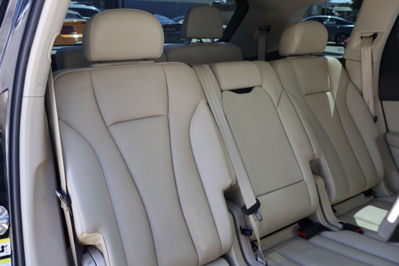 Audi Q7 Vehicle Full-screen Gallery Image 19