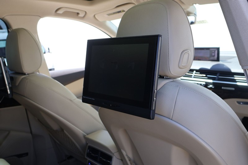 Audi Q7 Vehicle Full-screen Gallery Image 21