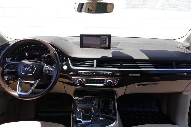 Audi Q7 Vehicle Full-screen Gallery Image 23