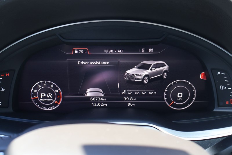 Audi Q7 Vehicle Full-screen Gallery Image 24