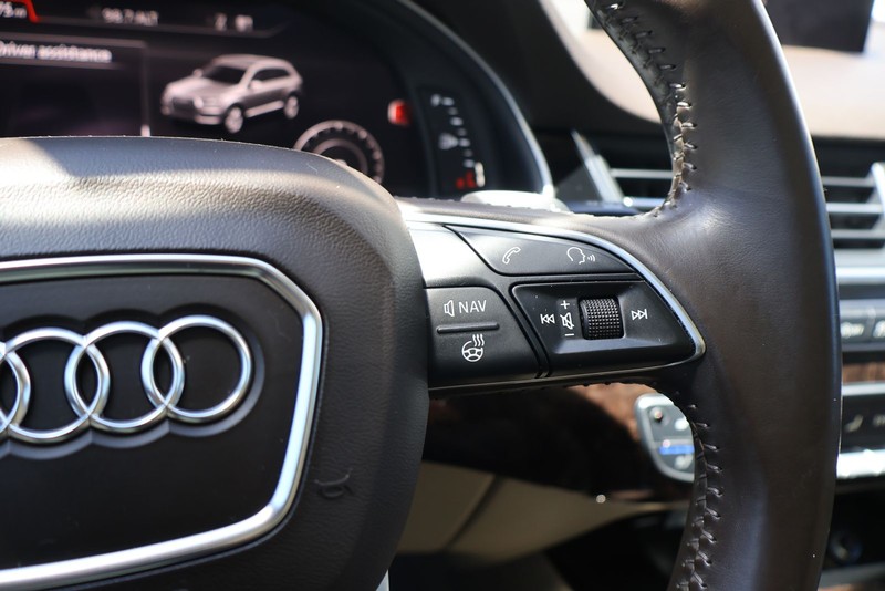 Audi Q7 Vehicle Full-screen Gallery Image 27