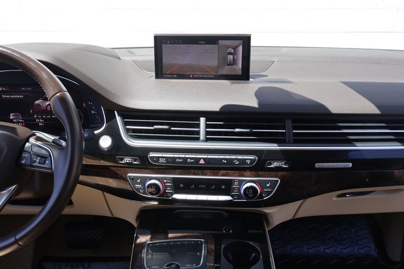 Audi Q7 Vehicle Full-screen Gallery Image 28
