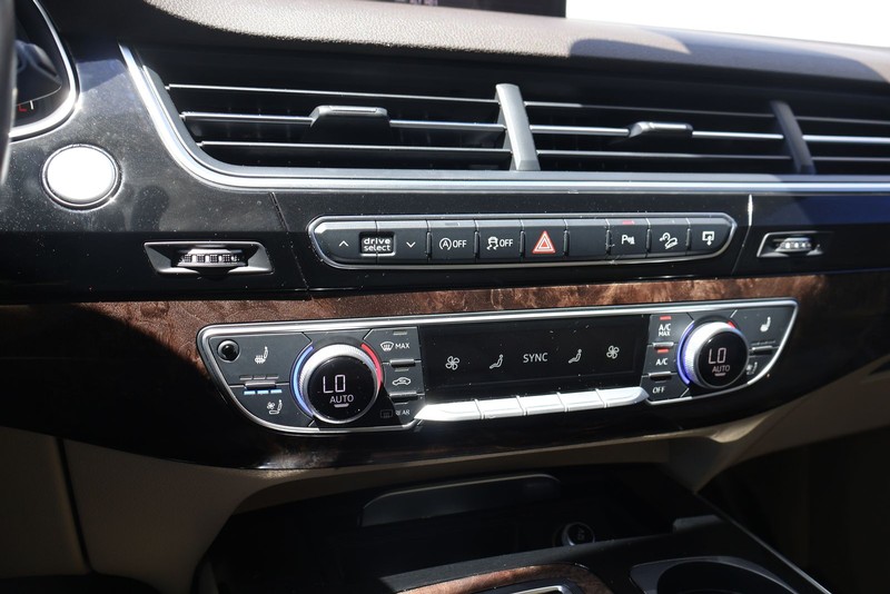 Audi Q7 Vehicle Full-screen Gallery Image 31