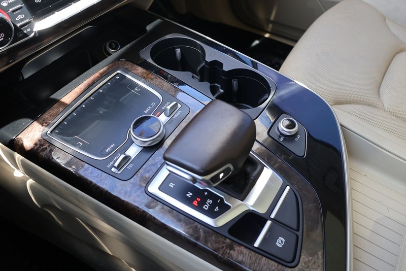 Audi Q7 Vehicle Full-screen Gallery Image 32