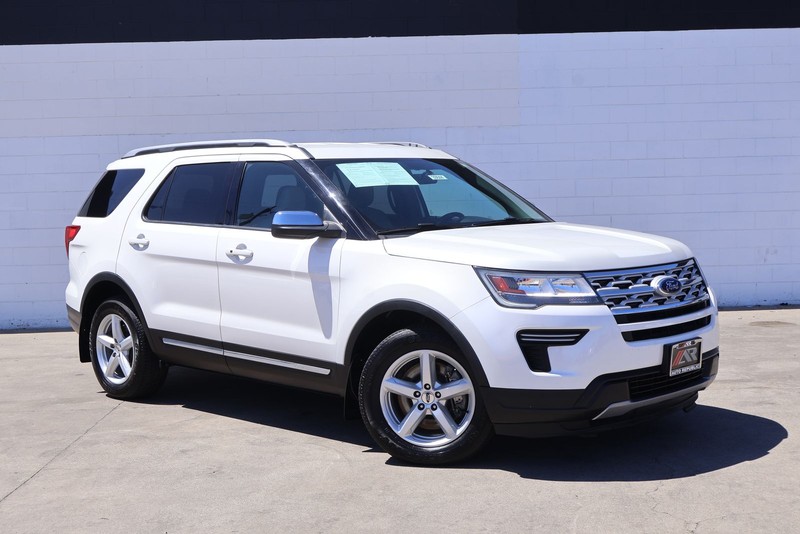 Ford Explorer Vehicle Full-screen Gallery Image 01