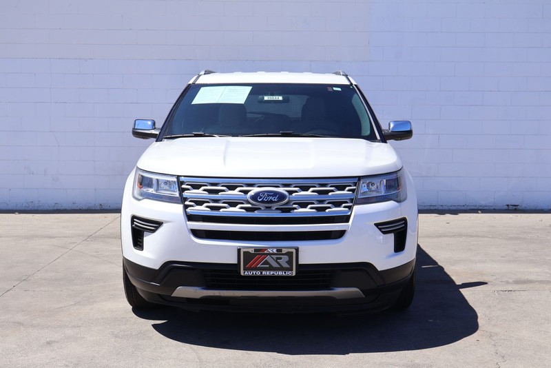 Ford Explorer Vehicle Full-screen Gallery Image 02