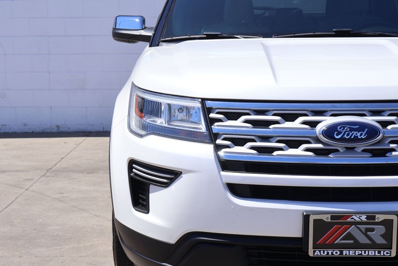 Ford Explorer Vehicle Full-screen Gallery Image 03