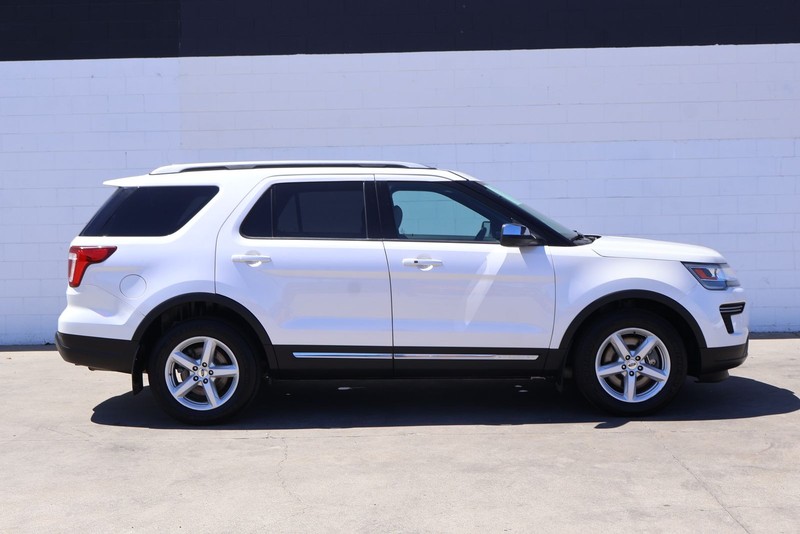 Ford Explorer Vehicle Full-screen Gallery Image 04