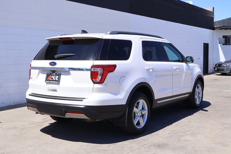 Ford Explorer Vehicle Full-screen Gallery Image 05