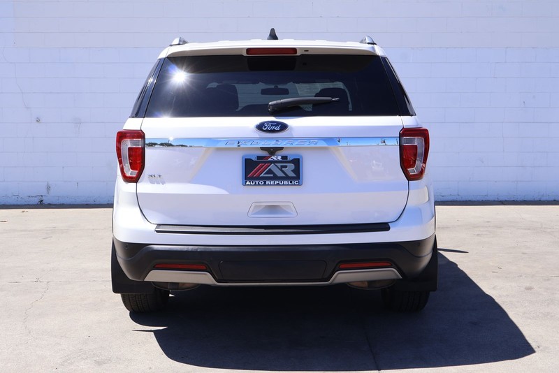 Ford Explorer Vehicle Full-screen Gallery Image 06