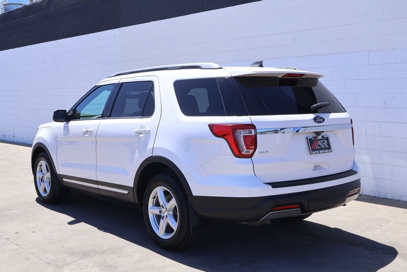 Ford Explorer Vehicle Full-screen Gallery Image 09