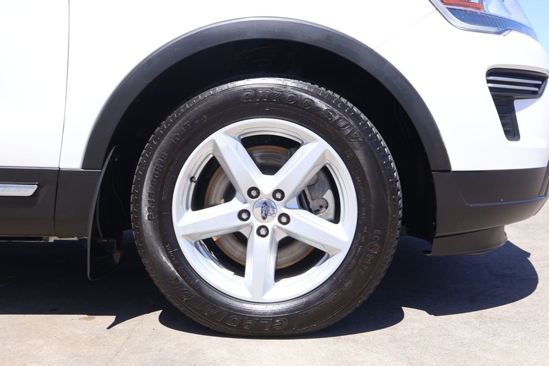 Ford Explorer Vehicle Full-screen Gallery Image 13