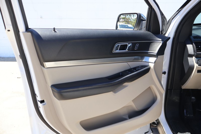 Ford Explorer Vehicle Full-screen Gallery Image 14