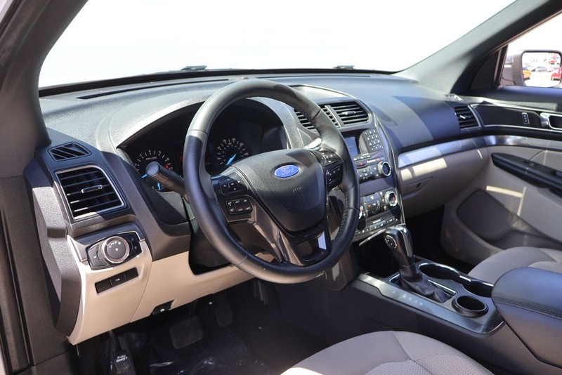 Ford Explorer Vehicle Full-screen Gallery Image 15