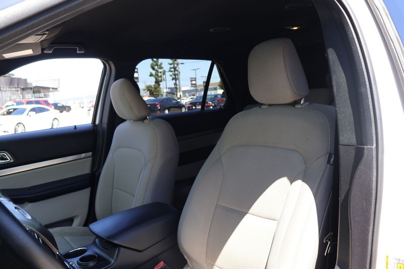 Ford Explorer Vehicle Full-screen Gallery Image 16